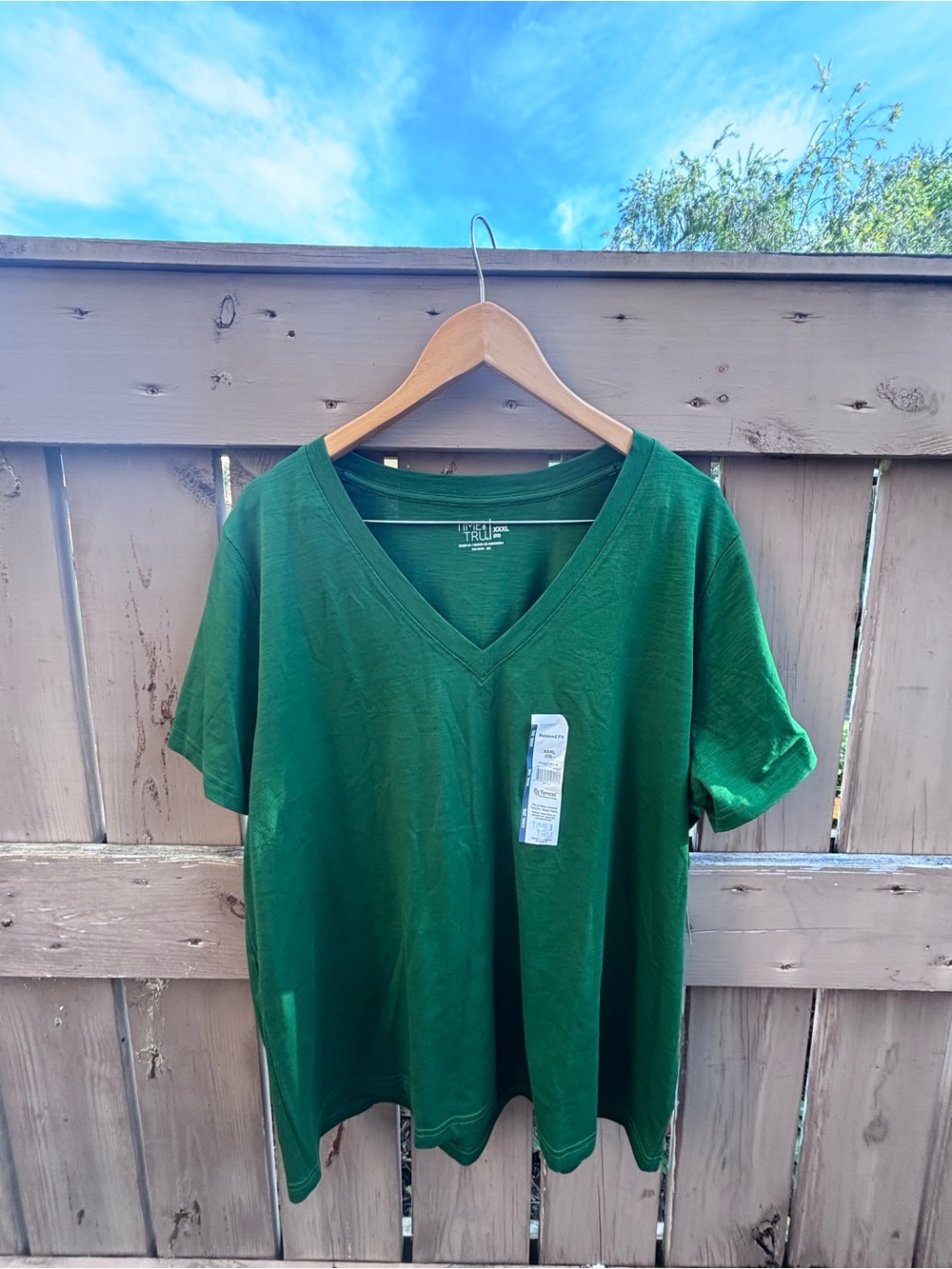 🎉NWT🎉 Forest Green V-Neck Short Sleeve Tee